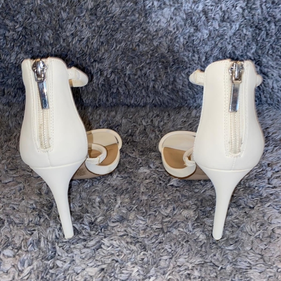 🤍 White Heels Size 6.5 Open Toe - Picture 2 of 5